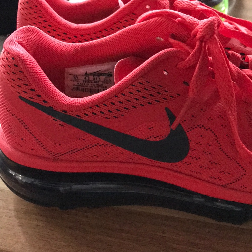 Youth Nike 5Y AIRMAX- red & black - like new